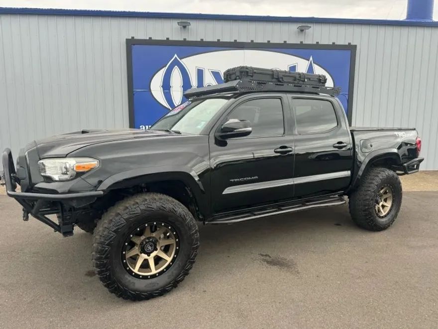 2016 Toyota Tacoma TRD Sport photo 1