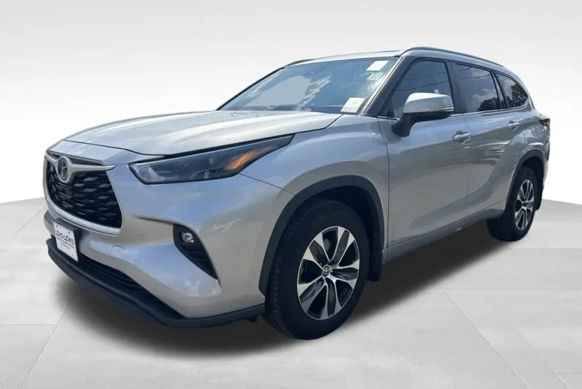2023 Toyota Highlander L photo 1