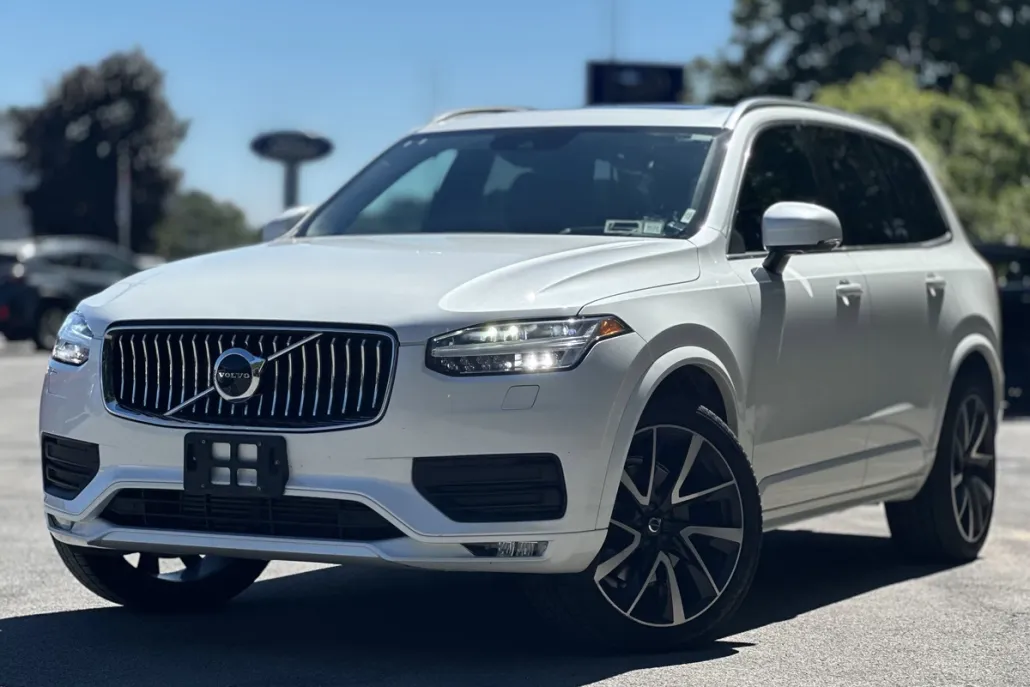 2022 Volvo XC90 T6 Momentum photo 1