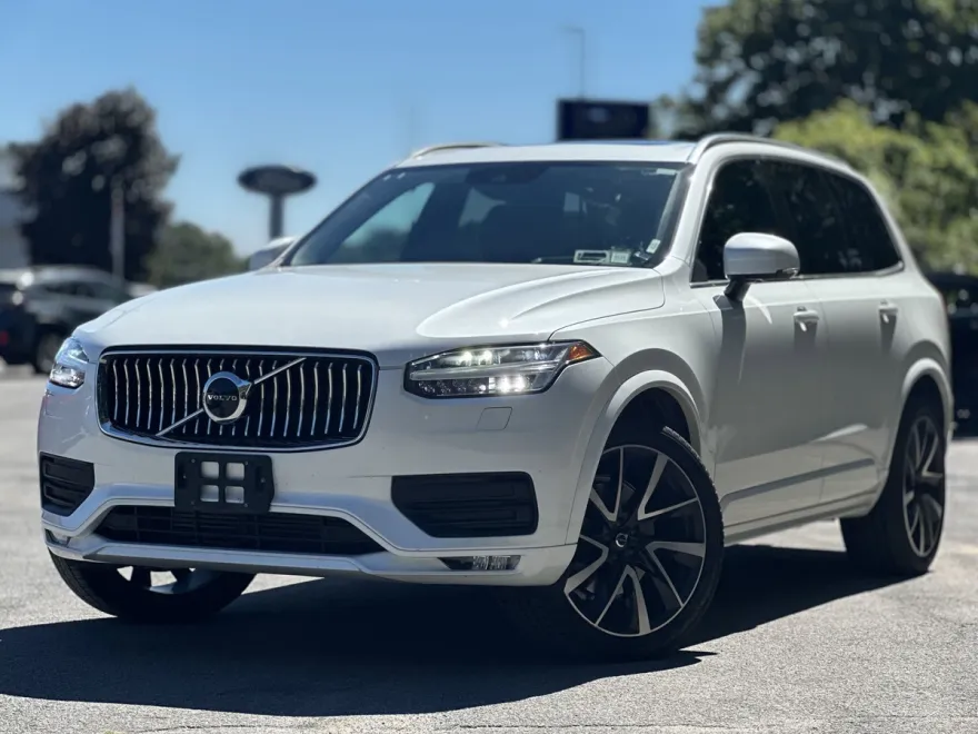 2022 Volvo XC90 T6 Momentum photo 1