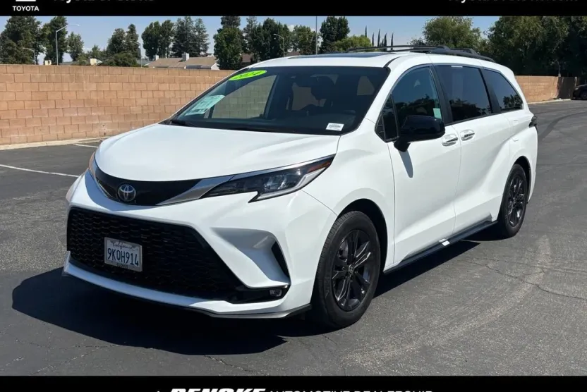 2024 Toyota Sienna XSE photo 1
