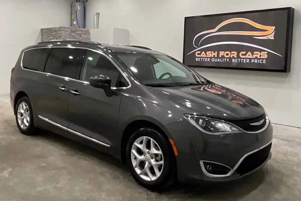 2017 Chrysler Pacifica Touring L photo 1