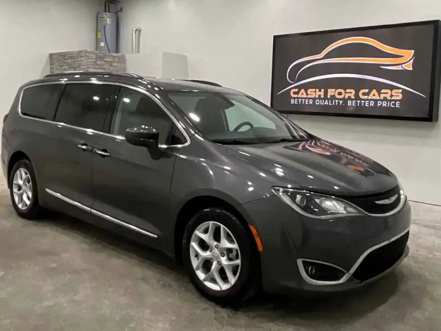 2017 Chrysler Pacifica Touring L photo 1