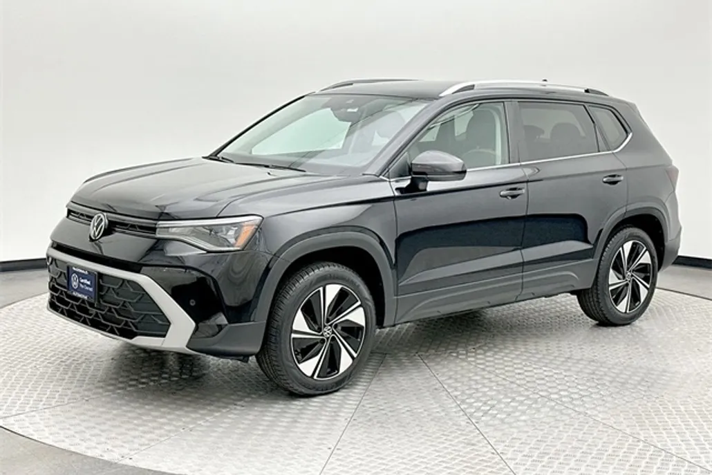 2025 Volkswagen Taos SE photo 1