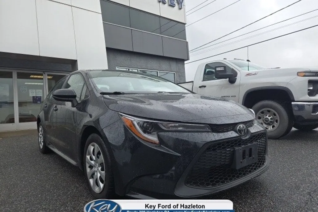 2021 Toyota Corolla LE photo 1