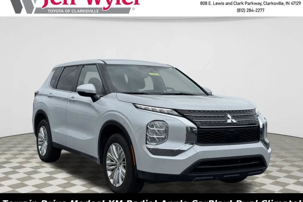 2024 Mitsubishi Outlander ES photo 1