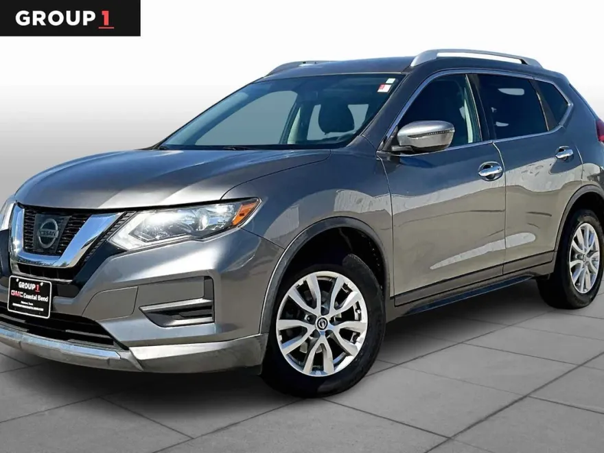 2017 Nissan Rogue SV photo 1