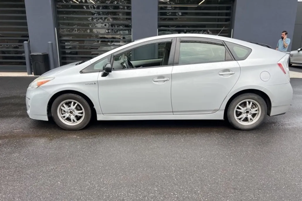 2011 Toyota Prius Three photo 1