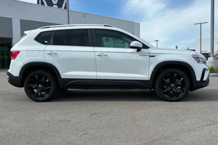 2024 Volkswagen Taos SE photo 1