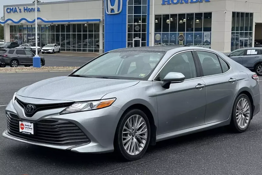 2019 Toyota Camry XLE photo 1