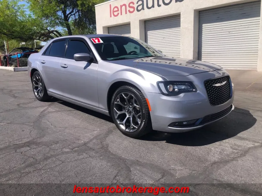 2017 Chrysler 300 photo 1