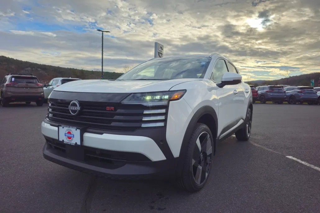 2025 Nissan Kicks SR photo 1