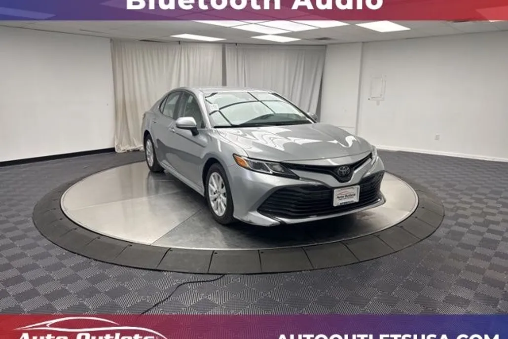2020 Toyota Camry LE photo 1