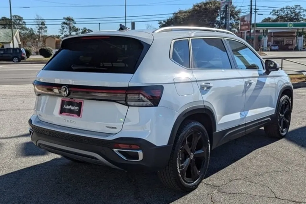 2025 Volkswagen Taos SEL photo 1