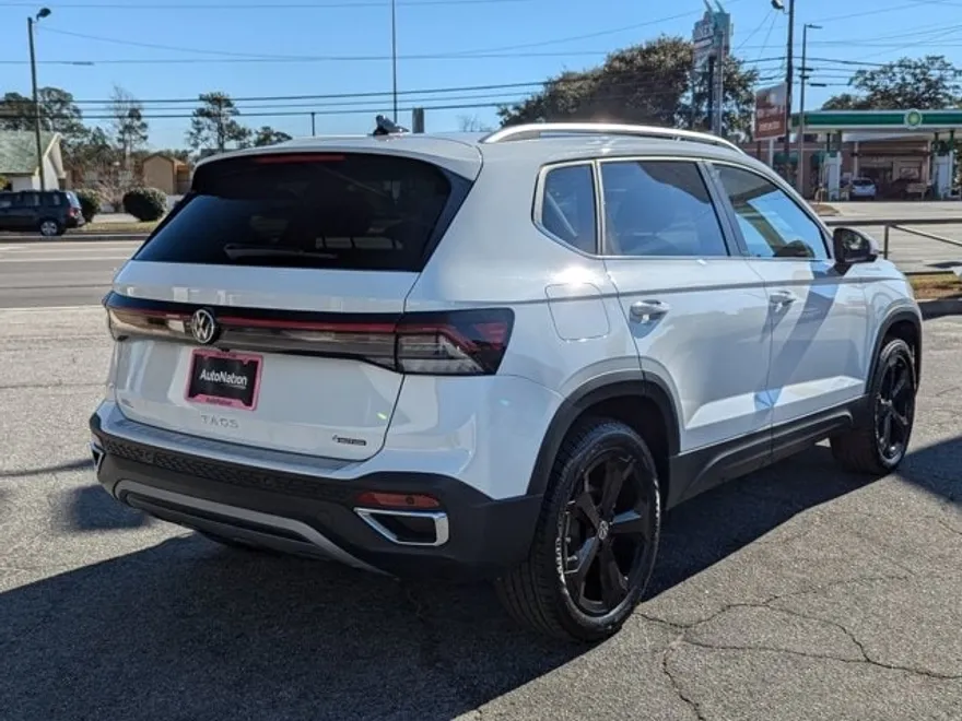 2025 Volkswagen Taos SEL photo 1