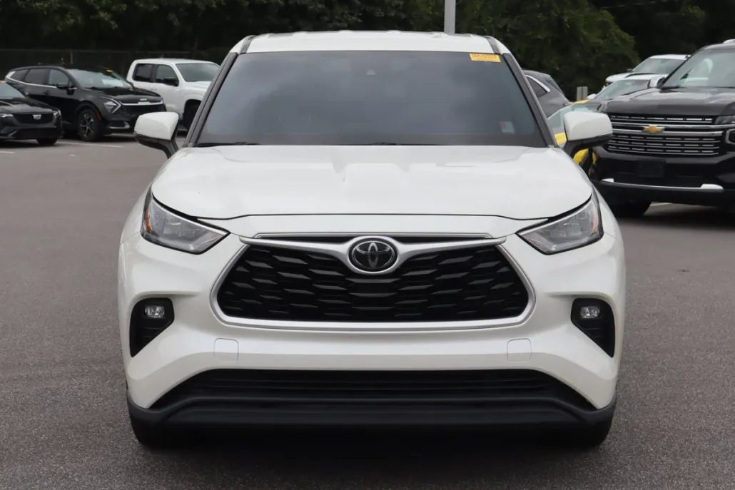 2020 Toyota Highlander LE photo 1