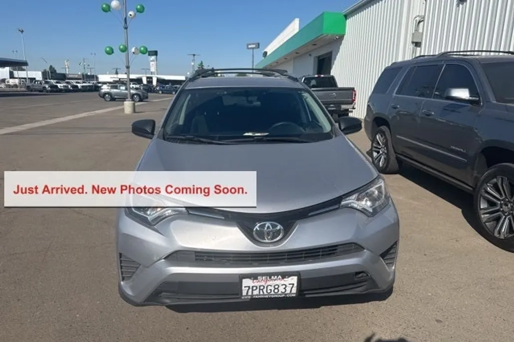 2016 Toyota RAV4 LE photo 1