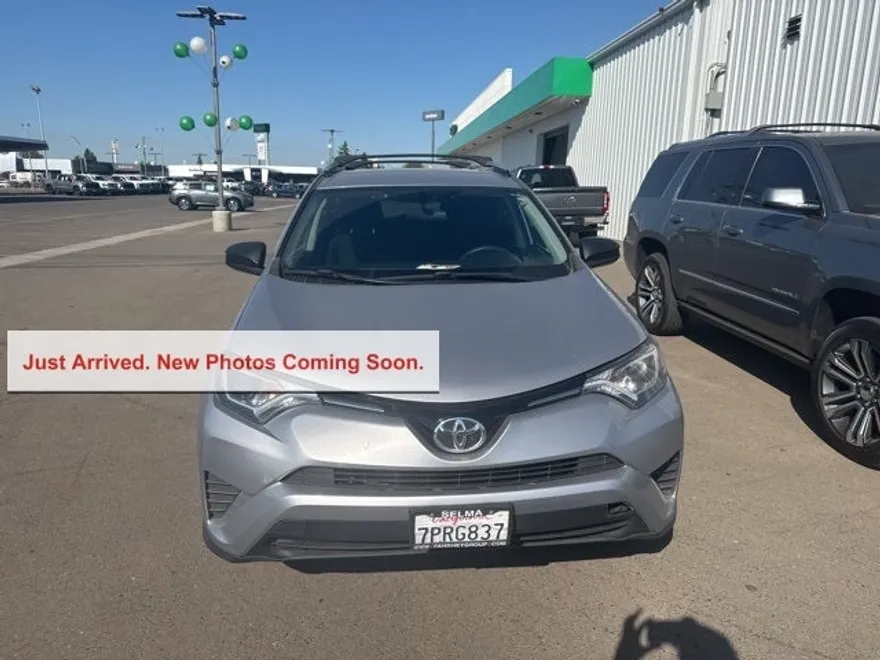 2016 Toyota RAV4 LE photo 1