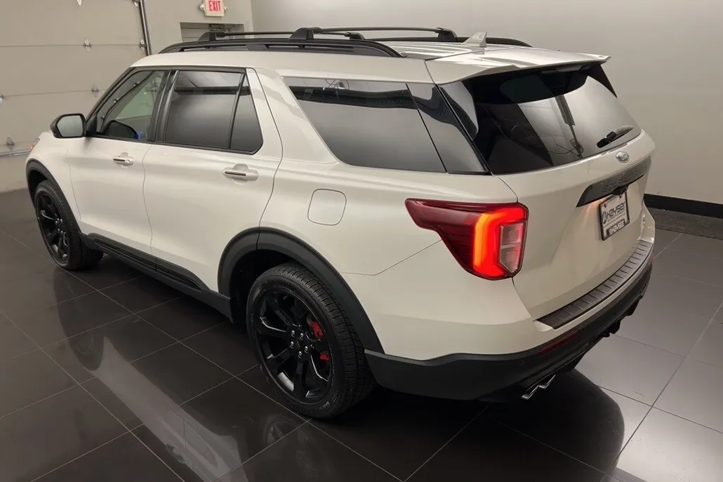 2022 Ford Explorer ST photo 1