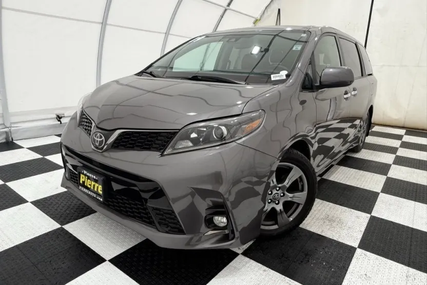2019 Toyota Sienna SE photo 1