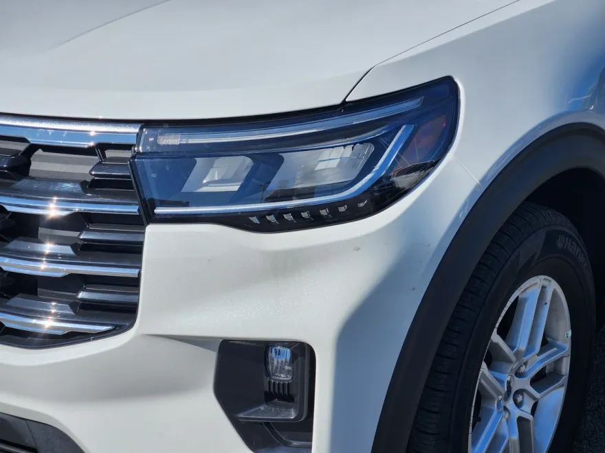 2025 Ford Explorer photo 1