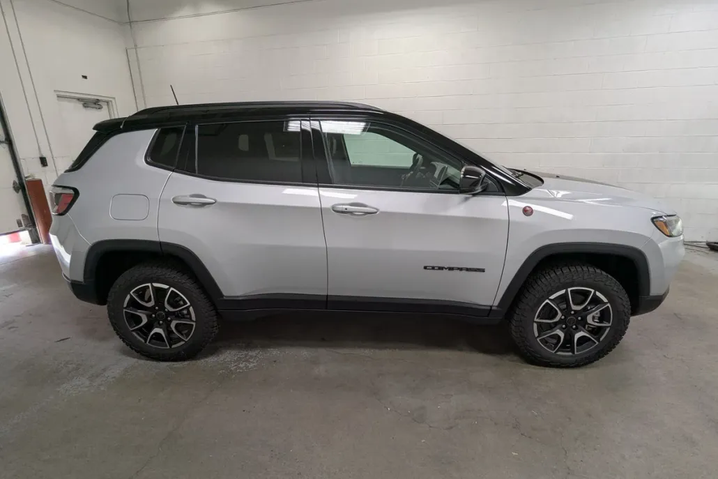 2025 Jeep Compass Trailhawk photo 1
