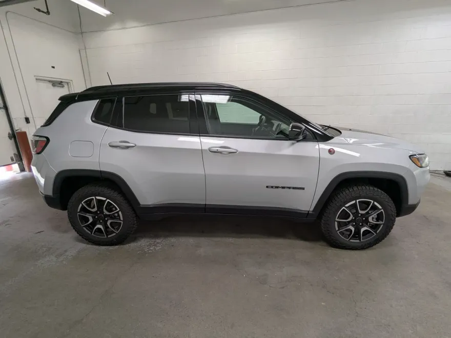 2025 Jeep Compass Trailhawk photo 1
