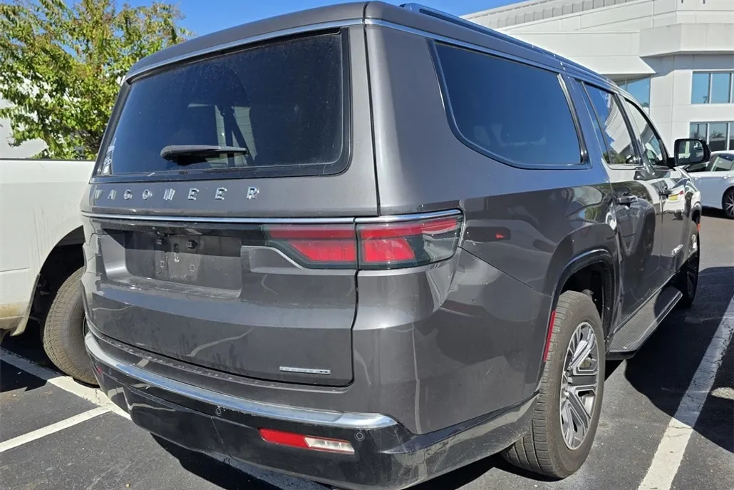 2024 Jeep Wagoneer L Series II photo 1