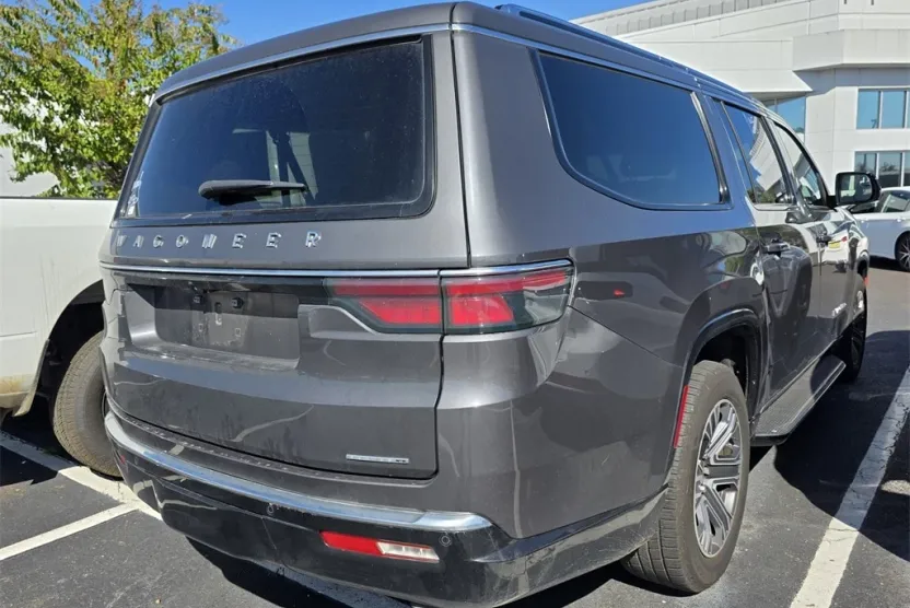 2024 Jeep Wagoneer L Series II photo 1
