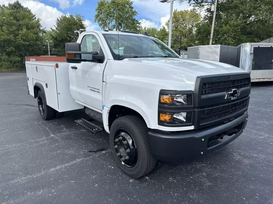 2023 Chevrolet Silverado 4500HD LT photo 1
