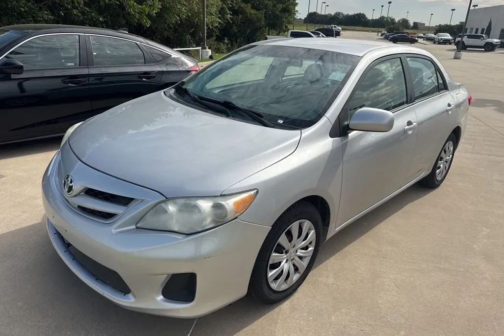 2012 Toyota Corolla LE photo 1