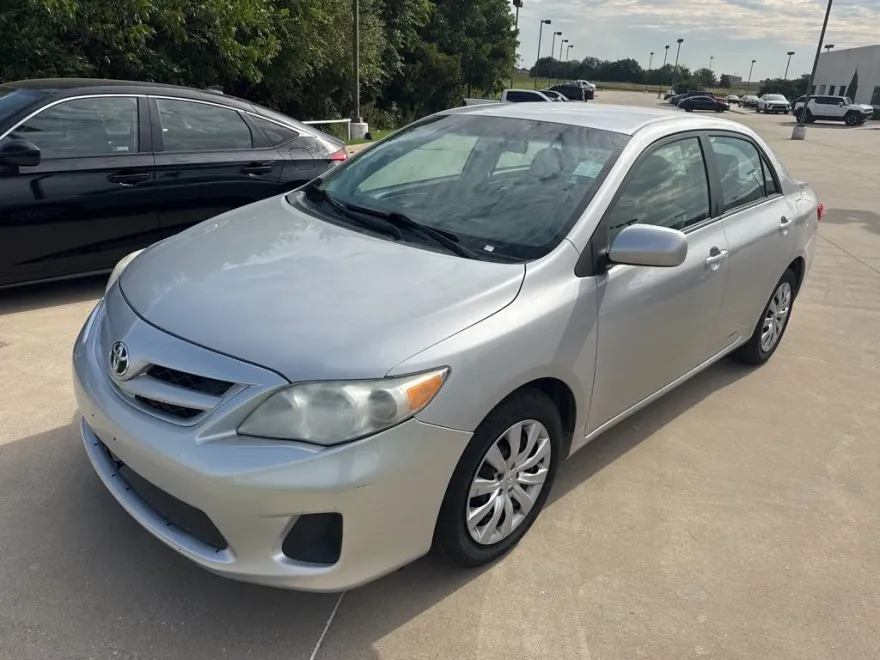 2012 Toyota Corolla LE photo 1