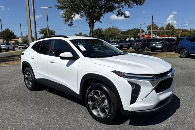 2024 Chevrolet Trax LT photo 1