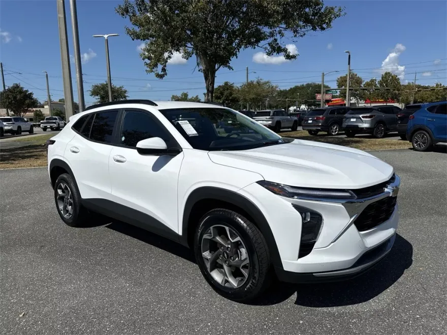2024 Chevrolet Trax LT photo 1