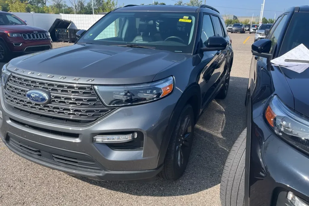 2022 Ford Explorer XLT photo 1