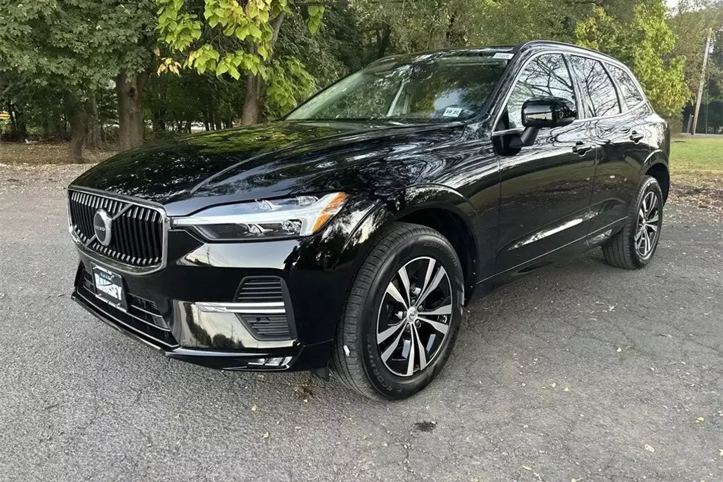 2023 Volvo XC60 B5 Core photo 1