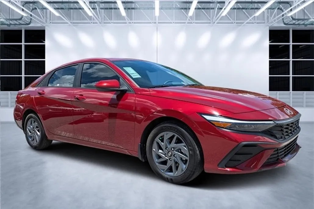 2024 Hyundai Elantra SEL photo 1