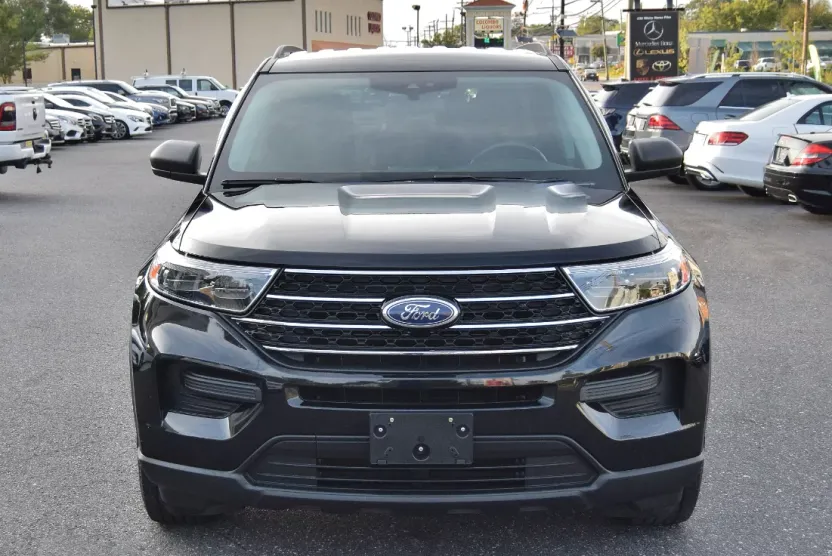 2021 Ford Explorer XLT photo 1