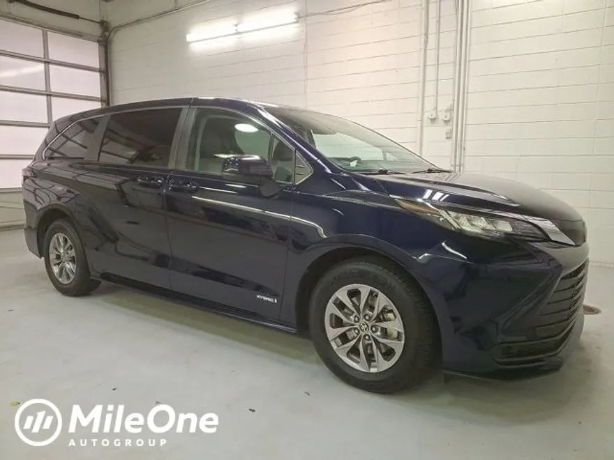 2021 Toyota Sienna LE photo 1
