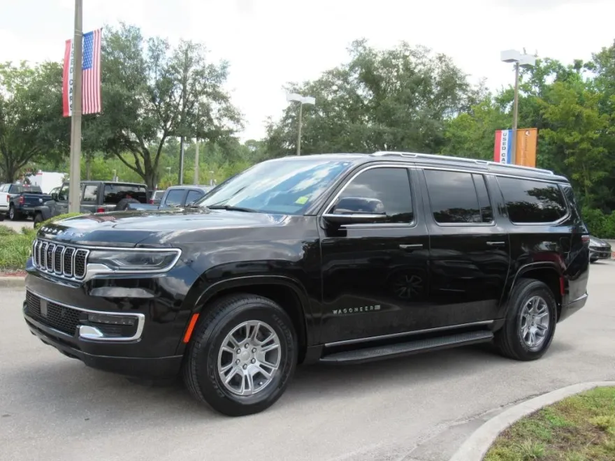 2023 Jeep Wagoneer L Base photo 1