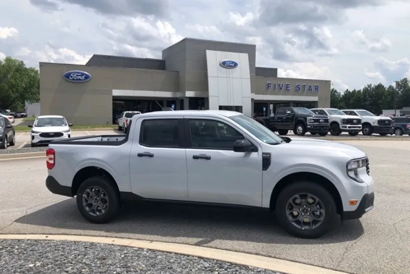 2025 Ford Maverick XLT photo 1