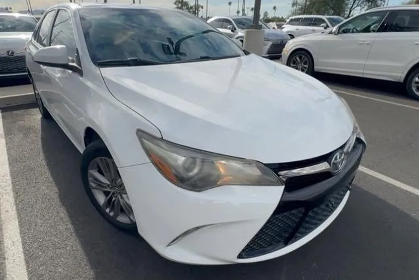 2017 Toyota Camry LE photo 1