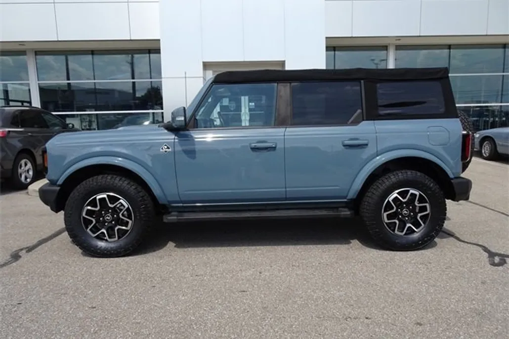 2023 Ford Bronco Outer Banks photo 1