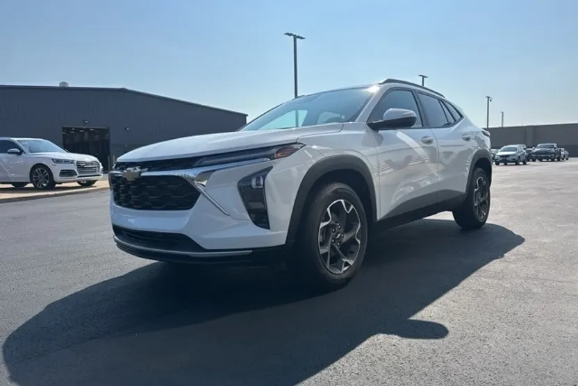 2024 Chevrolet Trax LT photo 1