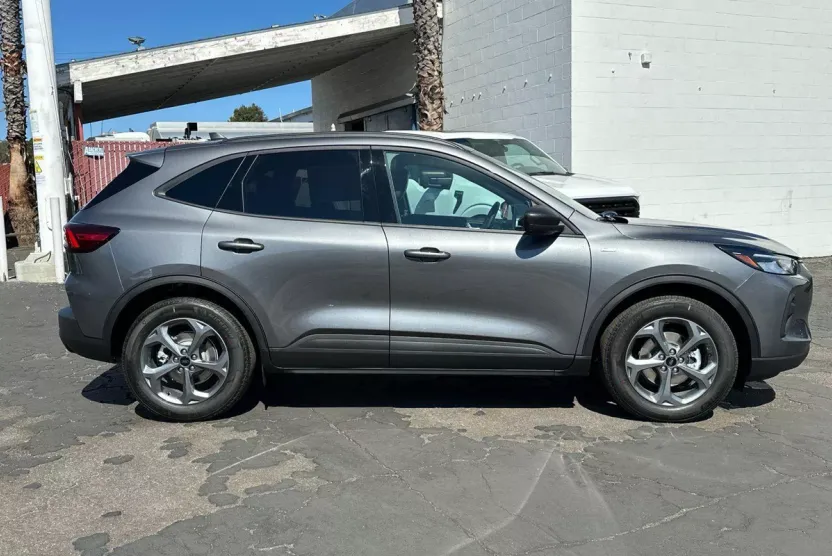 2025 Ford Escape ST-Line photo 1