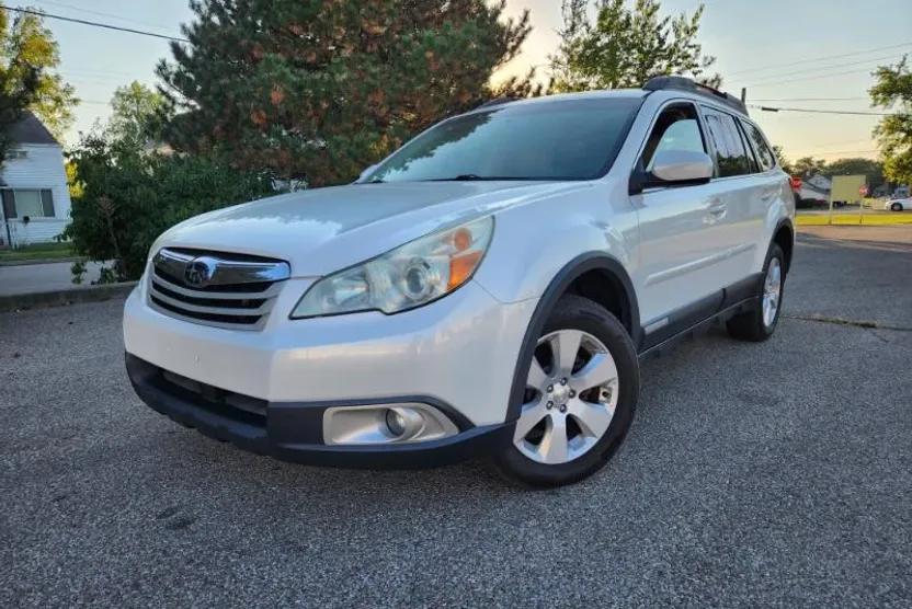 2011 Subaru Outback 2.5i Premium photo 1