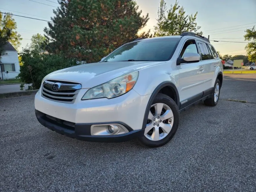 2011 Subaru Outback 2.5i Premium photo 1