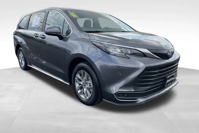 2025 Toyota Sienna LE photo 1