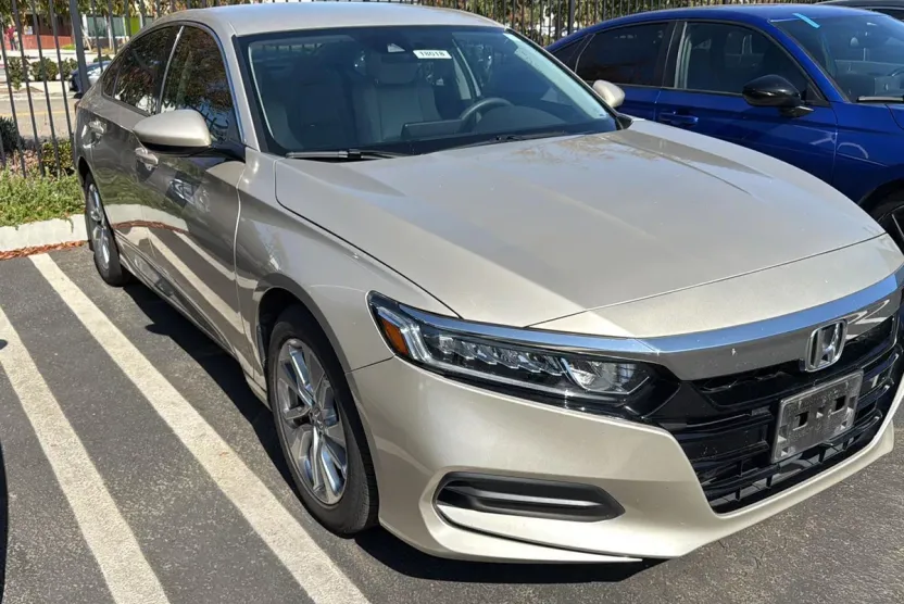 2019 Honda Accord LX 1.5T photo 1