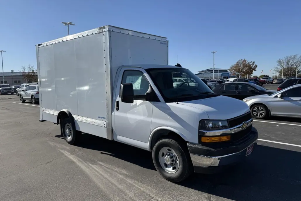 2024 Chevrolet Express Cutaway 3500 Base photo 1
